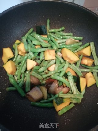 腌猪肉炖豆角南瓜步骤1