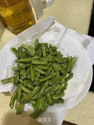咖喱花菜四季豆焖熏肉步骤1