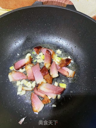 咖喱花菜四季豆焖熏肉步骤3