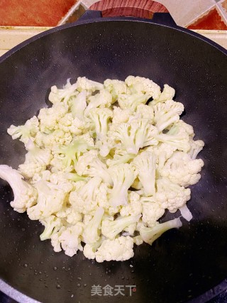 咖喱花菜四季豆焖熏肉步骤2