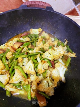咖喱花菜四季豆焖熏肉步骤6