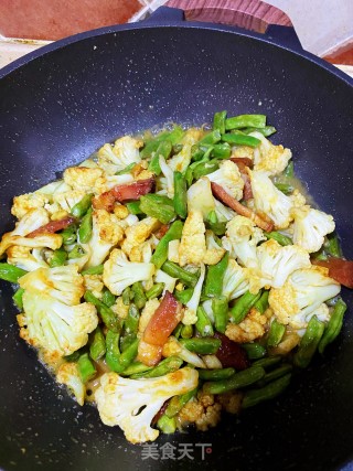 咖喱花菜四季豆焖熏肉步骤5