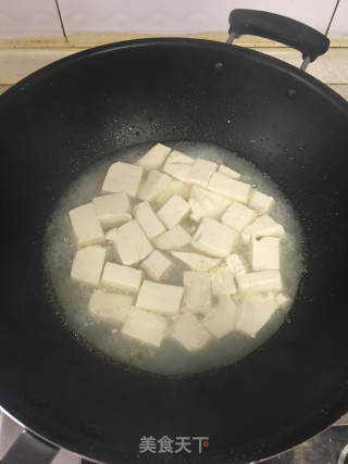 咸蛋黄虾仁鱼片豆腐步骤1