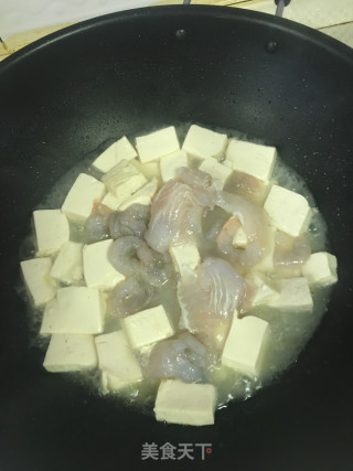 咸蛋黄虾仁鱼片豆腐步骤3