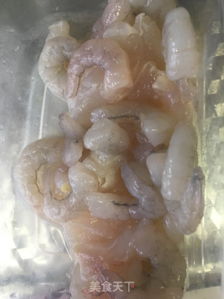 咸蛋黄虾仁鱼片豆腐步骤2