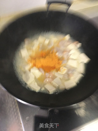 咸蛋黄虾仁鱼片豆腐步骤4