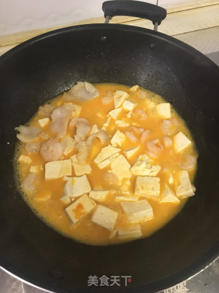 咸蛋黄虾仁鱼片豆腐步骤5