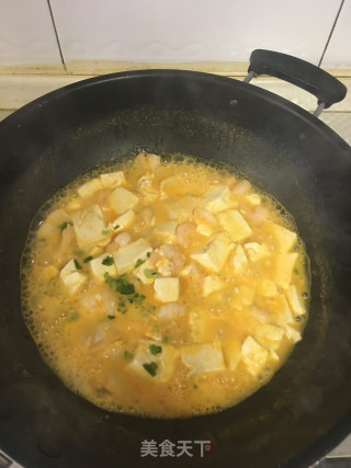 咸蛋黄虾仁鱼片豆腐步骤6
