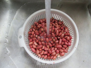 榨菜丝海鲜菇炒花生步骤2