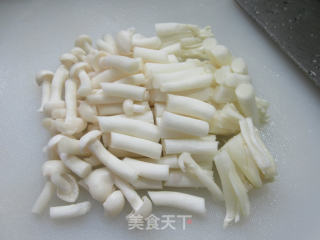 榨菜丝海鲜菇炒花生步骤3