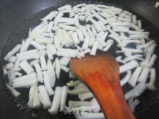 榨菜丝海鲜菇炒花生步骤4