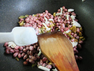 榨菜丝海鲜菇炒花生步骤8
