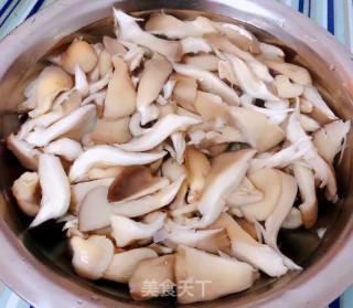黄瓜胡萝卜炒平菇步骤4