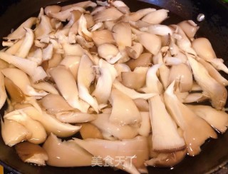 黄瓜胡萝卜炒平菇步骤3