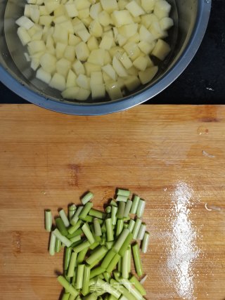 蒜苔炒土豆步骤2