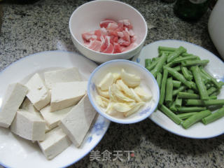 五花肉四季豆炖豆腐步骤1