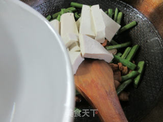 五花肉四季豆炖豆腐步骤6