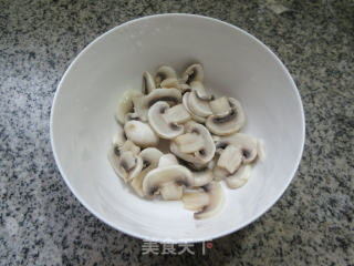 鸡蛋炒蘑菇步骤4