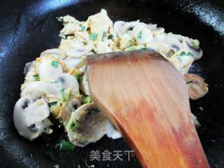 鸡蛋炒蘑菇步骤8