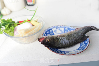 比蒸着吃更过瘾的【锡纸包烤鲈鱼】步骤1