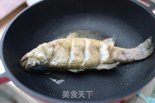 比蒸着吃更过瘾的【锡纸包烤鲈鱼】步骤4