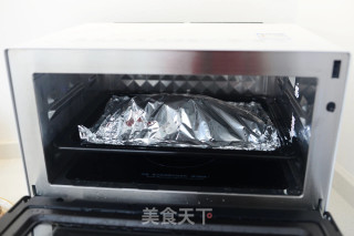 比蒸着吃更过瘾的【锡纸包烤鲈鱼】步骤9