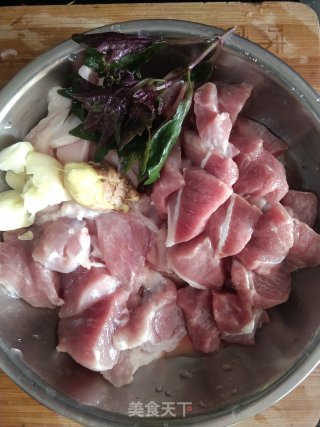 猪腿肉焖炒豆角步骤1