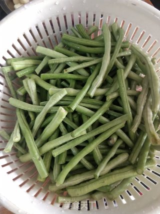 猪腿肉焖炒豆角步骤2