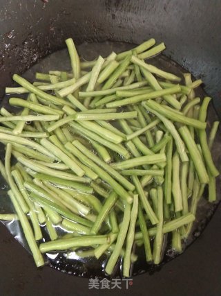 猪腿肉焖炒豆角步骤3