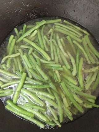 猪腿肉焖炒豆角步骤4