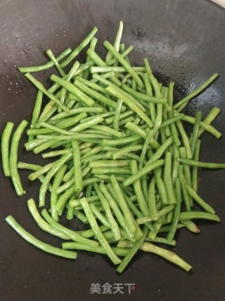 猪腿肉焖炒豆角步骤8