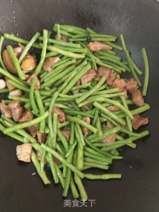 猪腿肉焖炒豆角步骤9