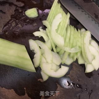 黄瓜炒瘦肉步骤3