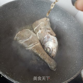 家常烧鲈鱼步骤3
