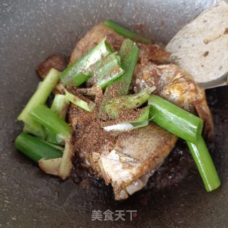 家常烧鲈鱼步骤10