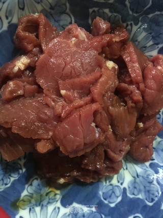 牛肉土豆炒尖椒步骤1