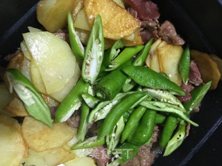 牛肉土豆炒尖椒步骤3