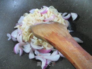 洋葱炒豆腐皮步骤4