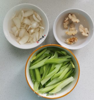 桃仁西芹炒百合步骤1