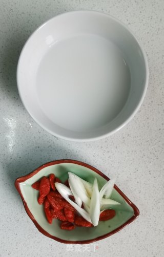 桃仁西芹炒百合步骤2