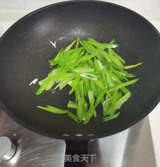 桃仁西芹炒百合步骤6
