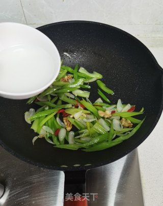 桃仁西芹炒百合步骤9