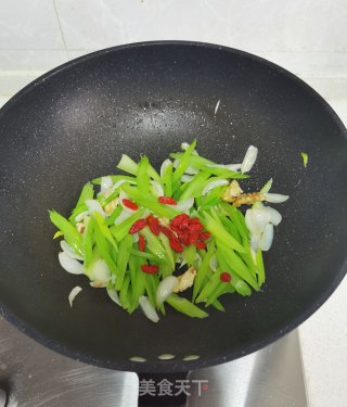 桃仁西芹炒百合步骤8