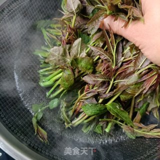 麻辣肠炒香椿步骤4