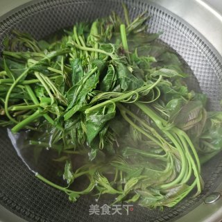 麻辣肠炒香椿步骤5