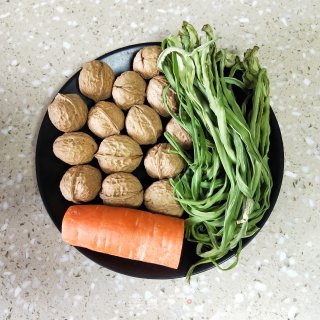 贡菜炒核桃步骤1