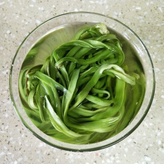 贡菜炒核桃步骤2