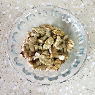 贡菜炒核桃步骤3