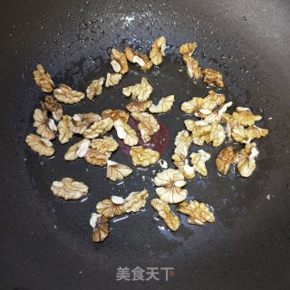贡菜炒核桃步骤7