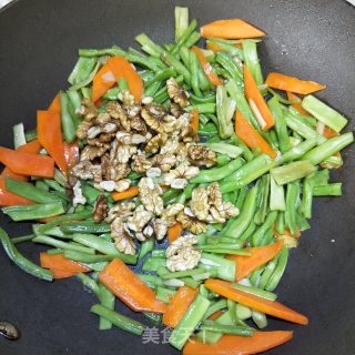 贡菜炒核桃步骤12